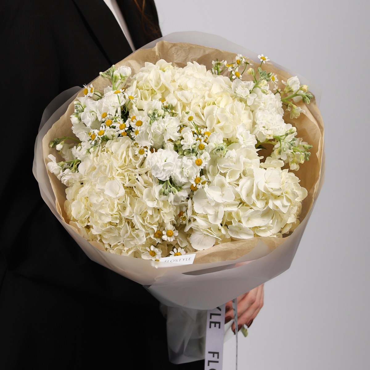 sbornyj buket s beloj gortenziej 4